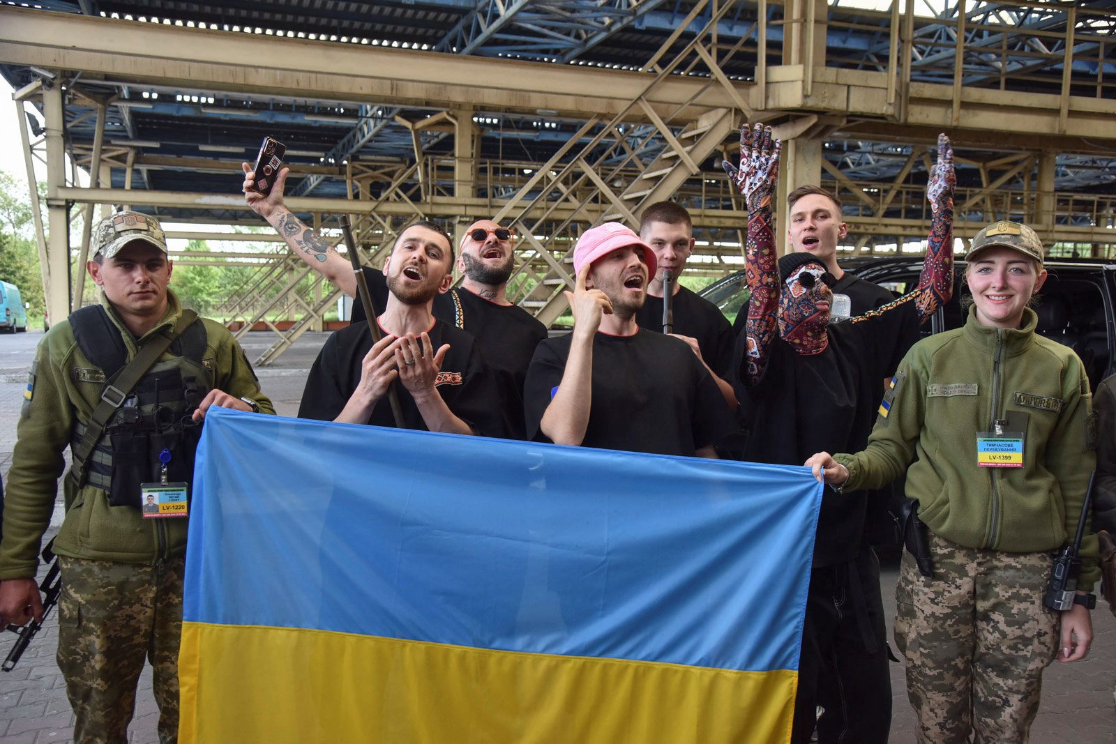 Kalush Orchestra, the winners of the 2022 Eurovision Song Contest, are welcomed by members of Ukraine's State Border Guard Service as they arrive at the Ukraine-Poland border crossing point near the village of Krakovets, in Lviv region, Ukraine May 16, 2022.  REUTERS/Pavlo Palamarchuk