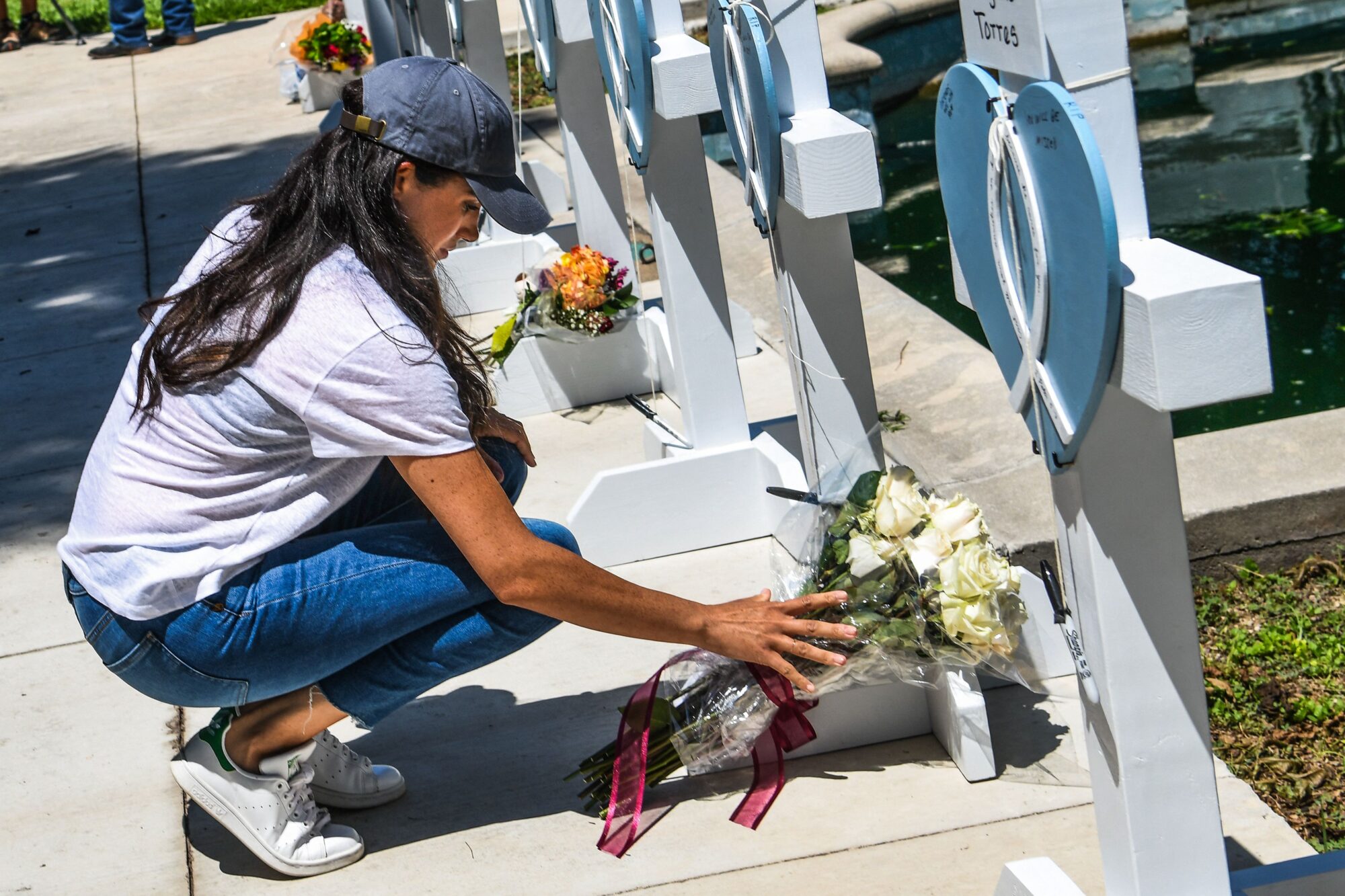 Meghan Markle places flowers as she mourns at a makeshift memorial outside Uvalde County Courthouse in Uvalde, Texas, on May 26, 2022. (AFP via Getty Images)