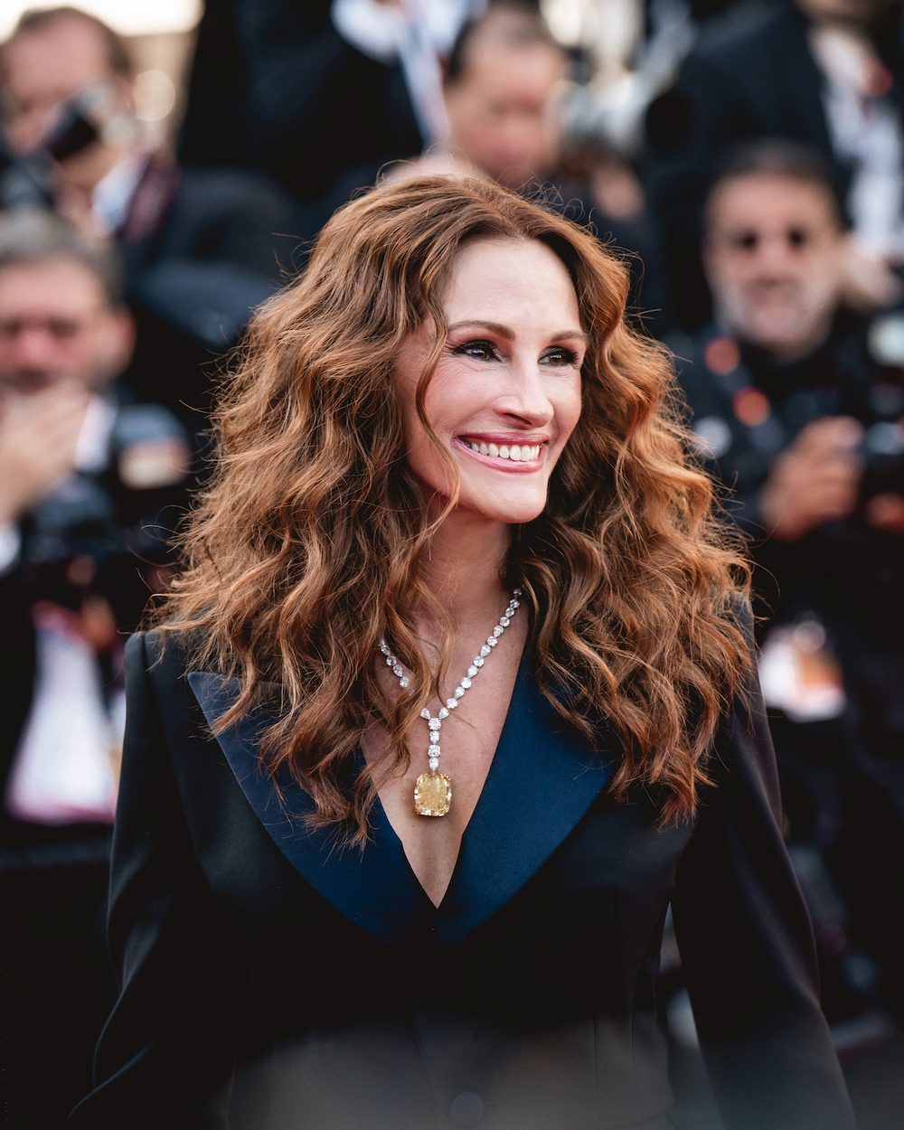 American iconic actress Julia Roberts was spotted carrying a Longchamp Le  Pliage Etoiles.
