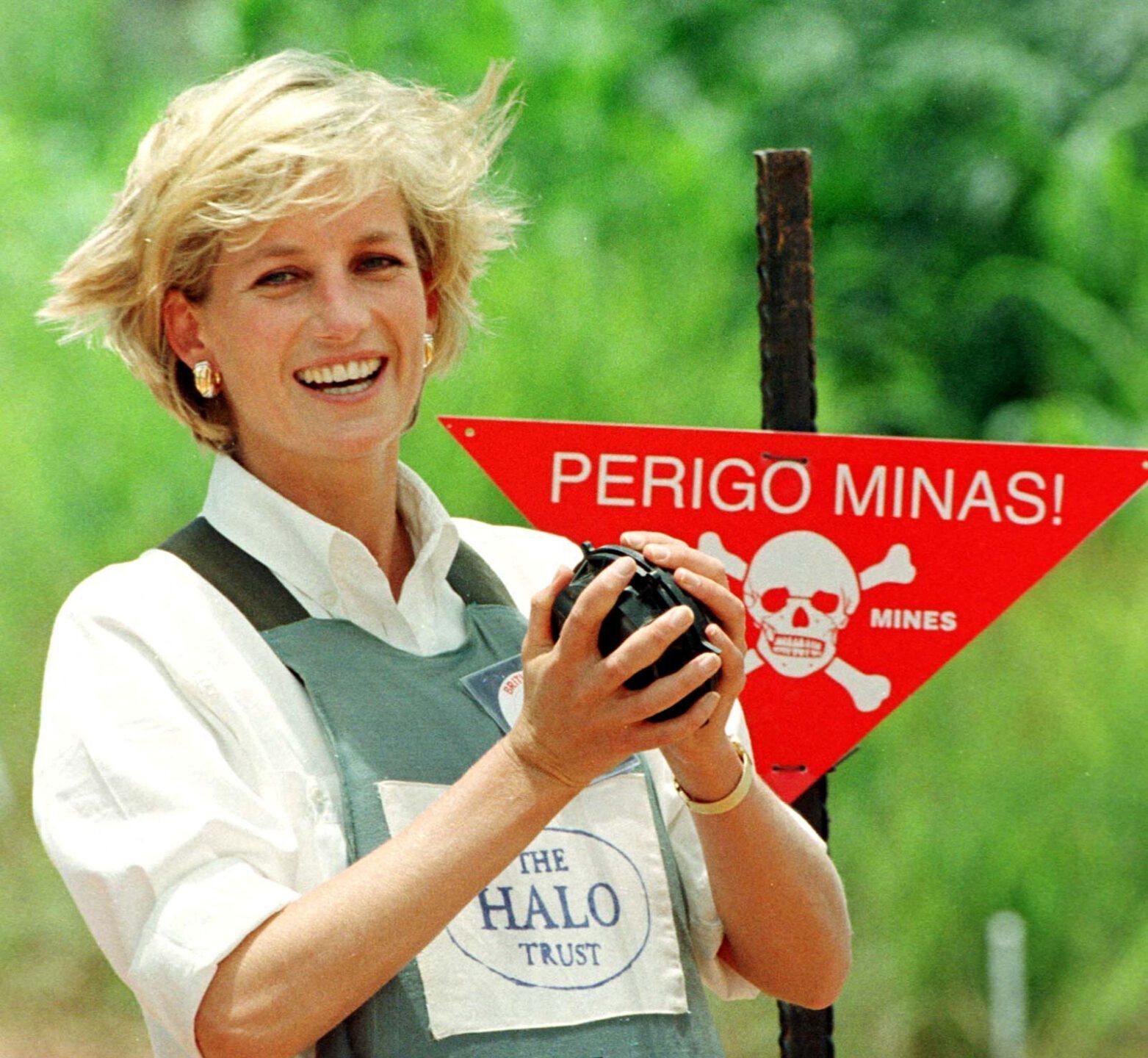FILE PHOTO: Diana, Princess of Wales holds a landmine in one of the safety corridors of the landmine field in Huambo, Angola, January 15, 1997 during a visit to help a Red Cross campaign outlaw landmines worldwide. REUTERS/Juda Ngwenya