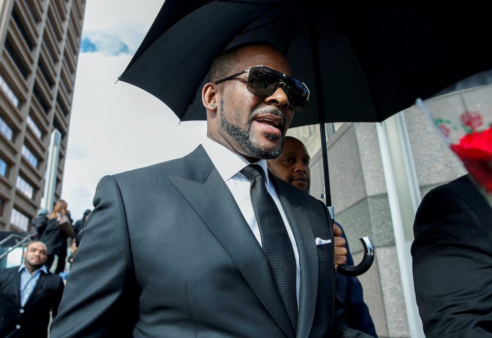 FILE PHOTO: Grammy-winning R&B star R. Kelly leaves the Cook County courthouse after a hearing on multiple counts of criminal sexual abuse case, in Chicago, Illinois, U.S. March 22, 2019. REUTERS/Kamil Krzaczynski