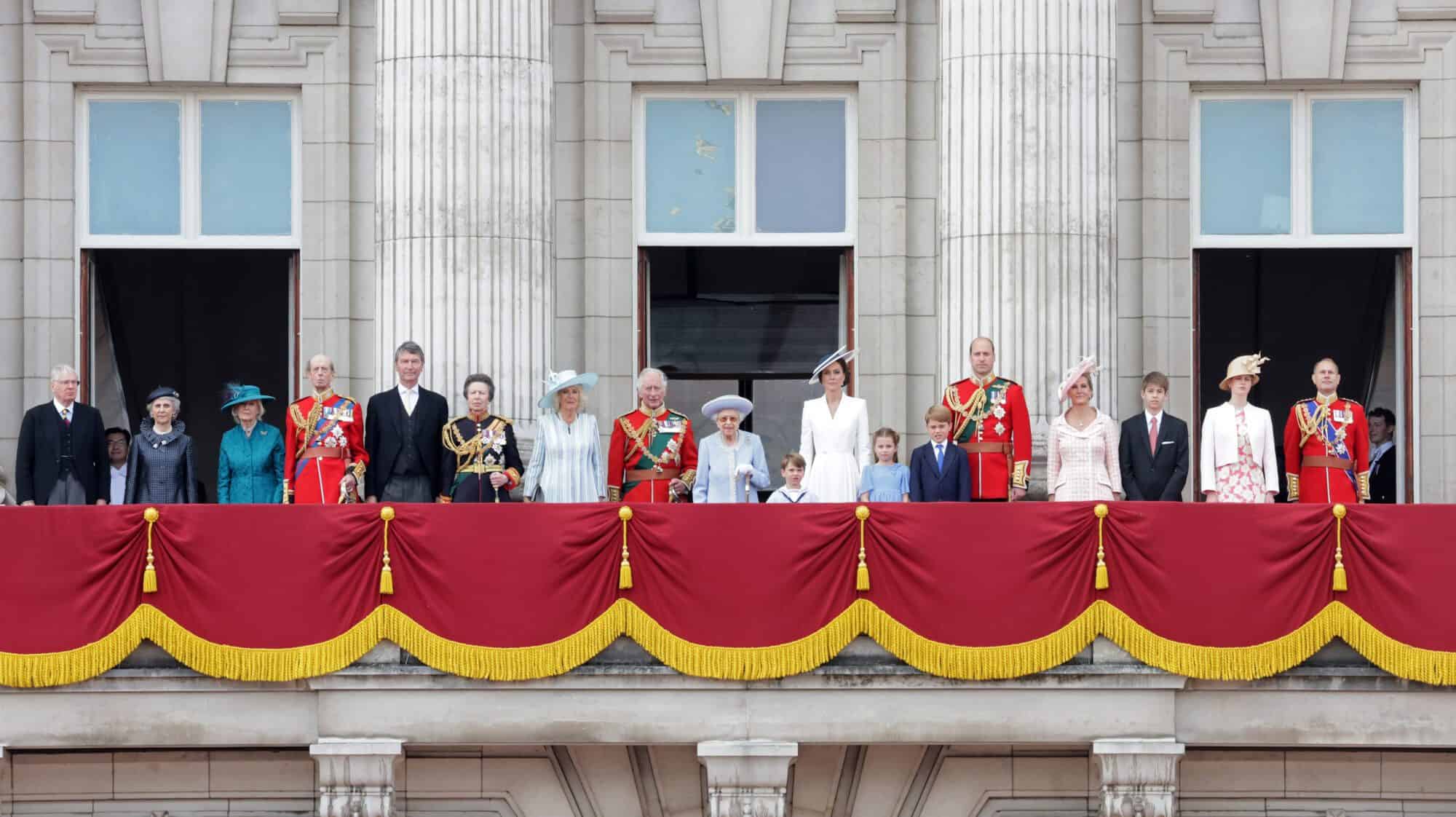 Queen Elizabeth II Platinum Jubilee 2022 Trooping The Colour MiNDFOOD