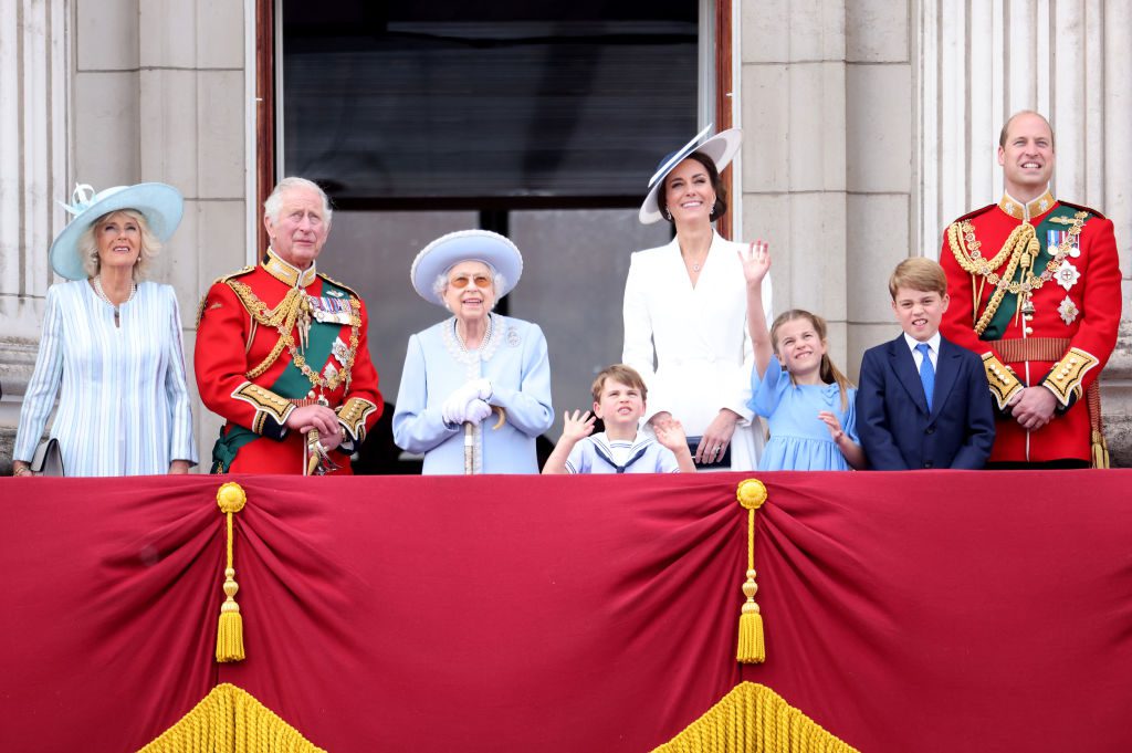 LONDON, ENGLAND - JUNE 02: Queen Elizabeth II smiles on the balcony of Buckingham Palace during Trooping the Colour alongside (L-R) Camilla, Duchess of Cornwall, Prince Charles, Prince of Wales, Prince Louis of Cambridge, Catherine, Duchess of Cambridge and Prince Charlotte of Cambridge during Trooping The Colour on June 02, 2022 in London, England. The Platinum Jubilee of Elizabeth II is being celebrated from June 2 to June 5, 2022, in the UK and Commonwealth to mark the 70th anniversary of the accession of Queen Elizabeth II on 6 February 1952. (Photo by Chris Jackson/Getty Images)