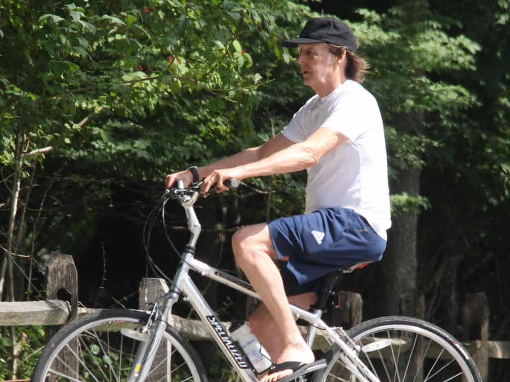 Paul McCartney goes for a leisurely bike ride in The Hamptons, New York.
Matt Agudo/INFphoto.com Ref: infusny-251

Featuring: Paul McCartney
Where: Hamptons, New York, United States
When: 01 Aug 2016
Credit: Matt Agudo/INFphoto.com