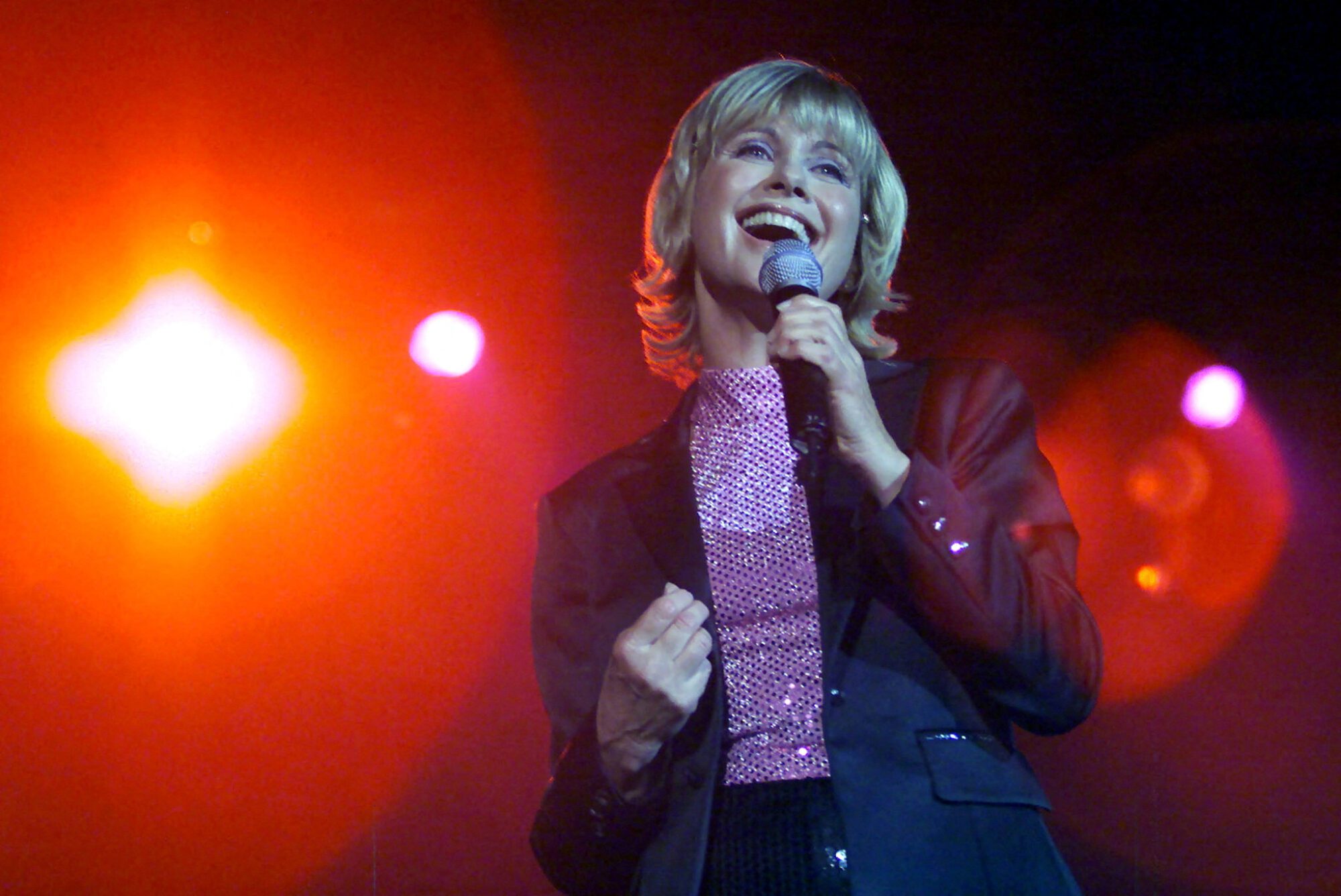 FILE PHOTO: Olivia Newton-John sings at her "Greatest Hits Live" concert in Hong Kong August 18, 2000. Reuters 