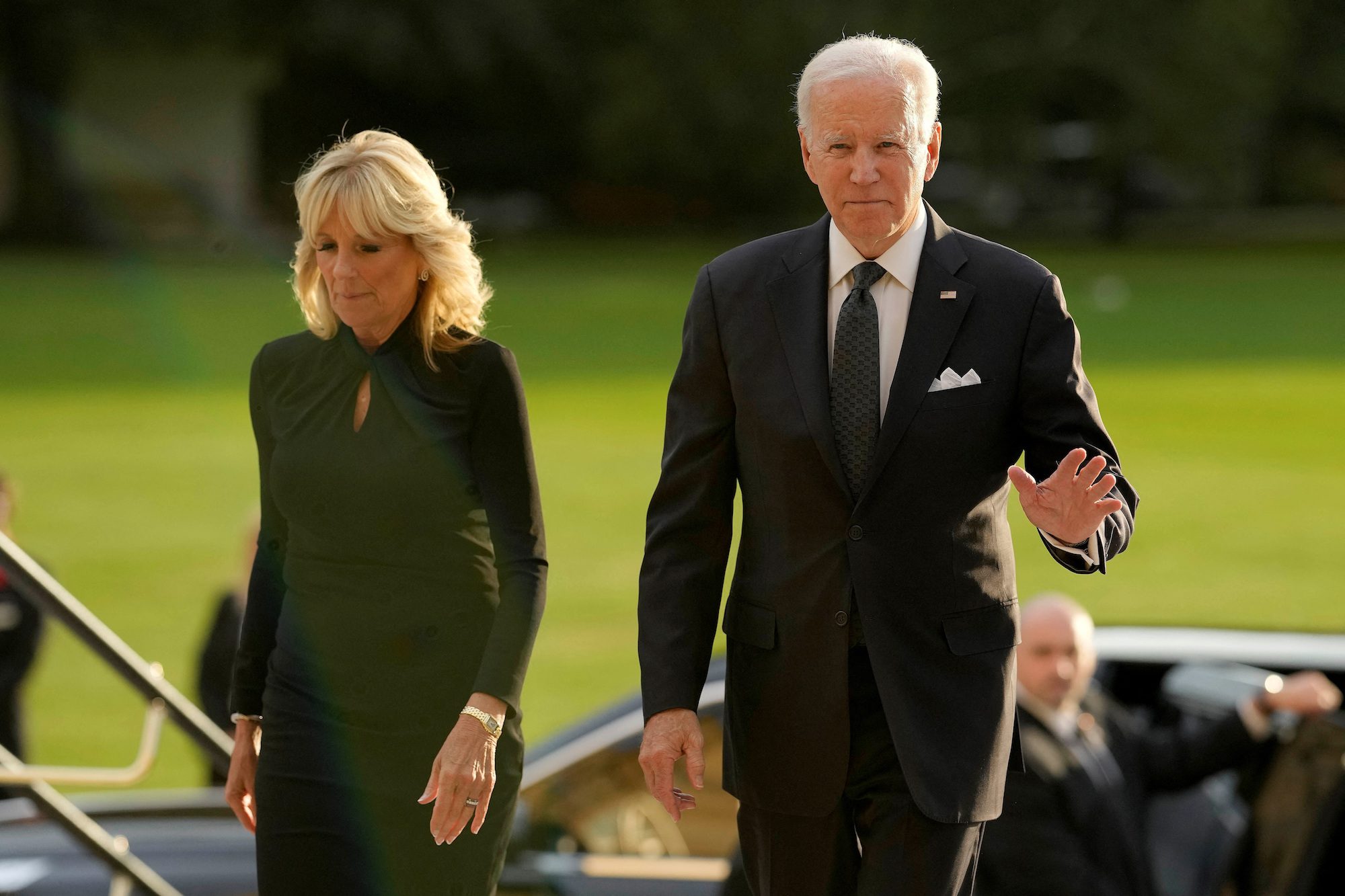 US President Joe Biden accompanied by the First Lady Jill Biden arrive at Buckingham Palace in London, Sunday, Sept. 18, 2022. King Charles III is holding a reception at Buckingham Palace for heads of state and other leaders on Sunday evening ahead of the state funeral of Queen Elizabeth II on Monday.     Markus Schreiber/Pool via REUTERS