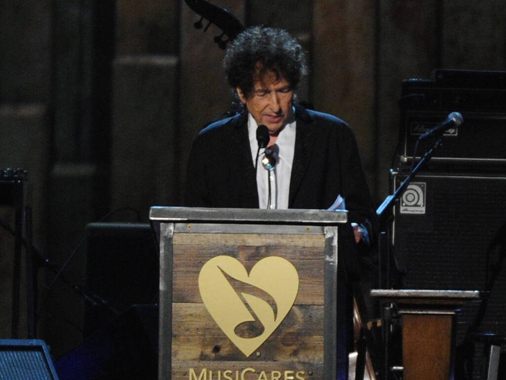 Bob Dylan apologises for selling machine-signed art and books
