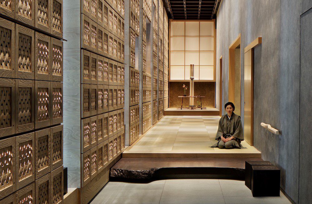 HOSHINOYA Tokyo’s s entrance hall, with its traditional tatami flooring, features an entire wall cleverly designed for the guests’ shoes and belongings.