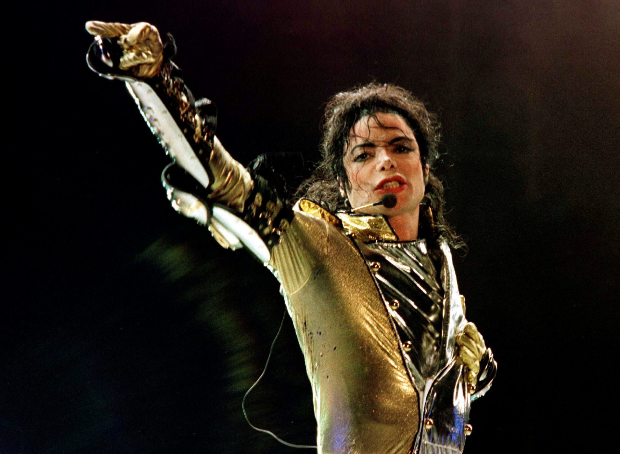 U.S. pop star Michael Jackson performs during his "HIStory World Tour" concert in Vienna, July 2, 1997. REUTERS/Leonhard Foeger