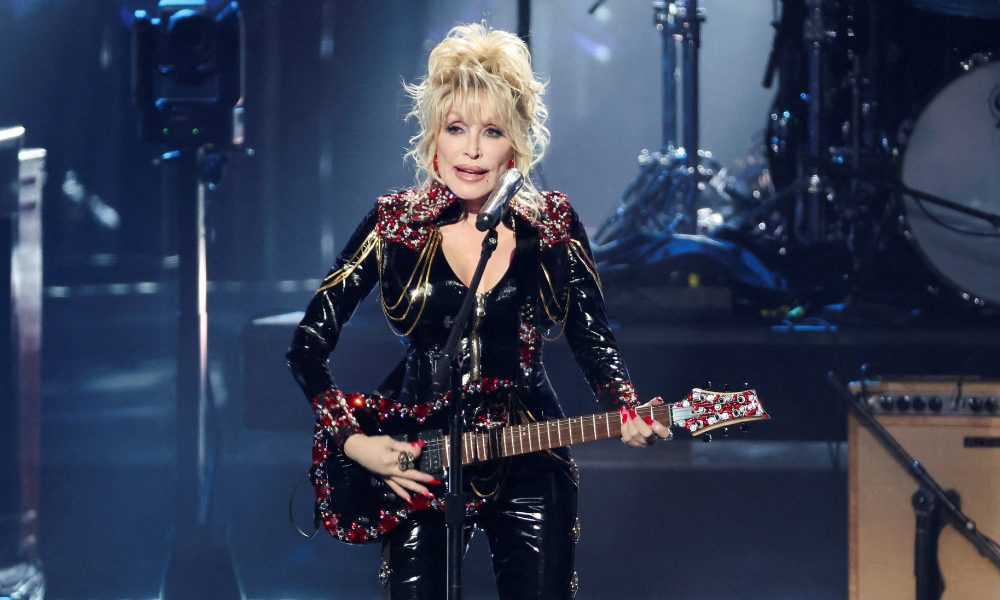 FILE PHOTO: Dolly Parton performs at the 37th Annual Rock & Roll Hall of Fame Induction Ceremony in Los Angeles, California, U.S., November 6, 2022. REUTERS/Mario Anzuoni