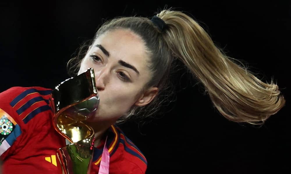Spain's Olga Carmona celebrates with the trophy after winning the World Cup final REUTERS/Asanka Brendon Ratnayake