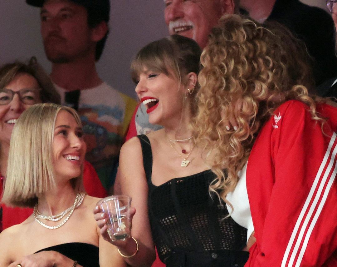 Taylor Swift wore red lip stick on Super Bowl Sunday