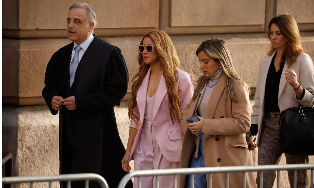 Colombian singer Shakira and her lawyer Pau Molins arrive at court for her trial facing allegations of tax fraud in Barcelona, Spain November 20, 2023. REUTERS/Albert Gea