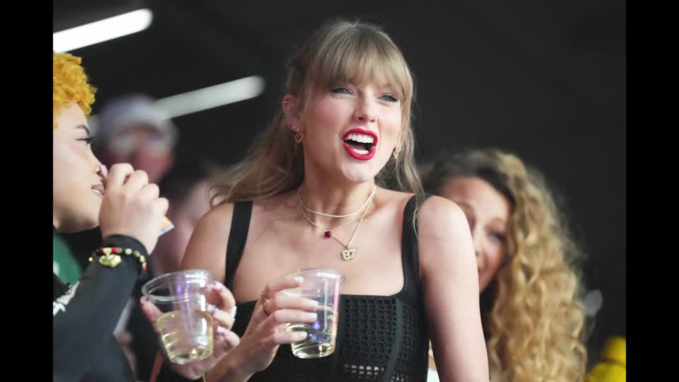 Taylor Swift cheers on Travis Kelce at Super Bowl  /Reuters