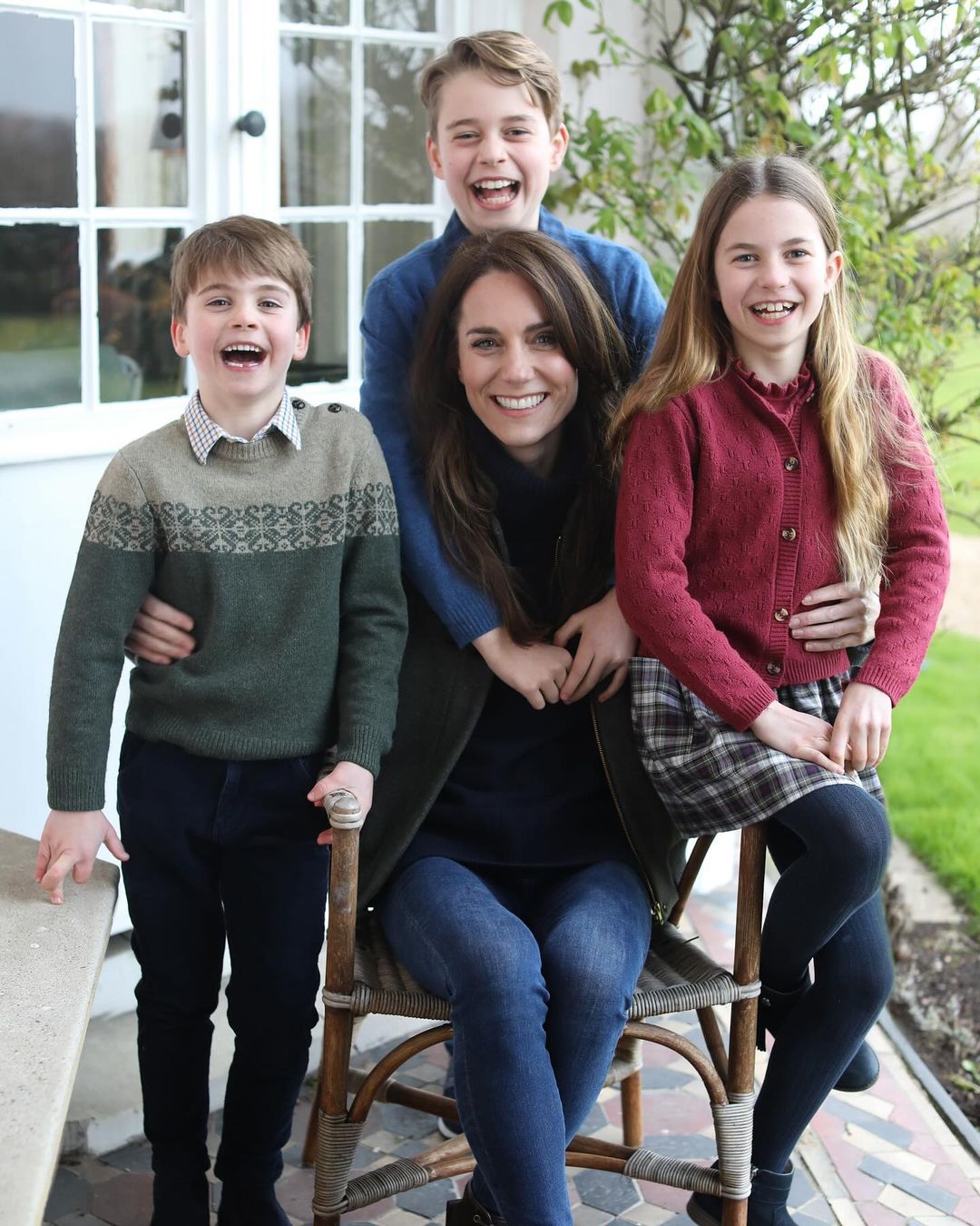 New Royal Family Portrait: First picture of Kate since surgery