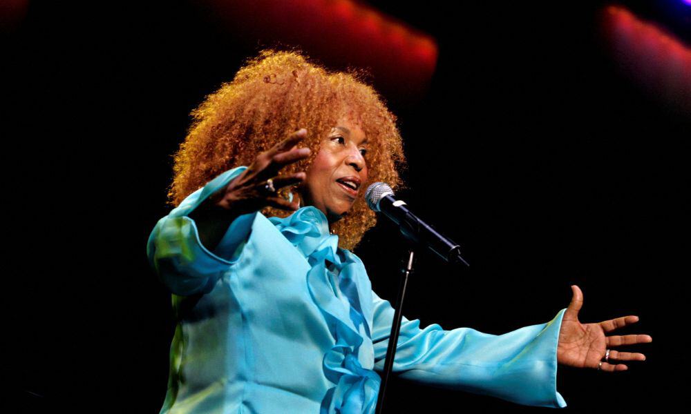 FILE PHOTO: U.S. musician Roberta Flack performs during her concert in Calvia, in the Balearic island of Mallorca July 15, 2006. REUTERS/Dani Cardona/File Photo