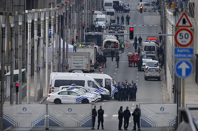 Belgian police and emergency personnel secure the Rue de la Loi following an explosion in Maalbeek metro station in Brussels. REUTERS/Vincent Kessler