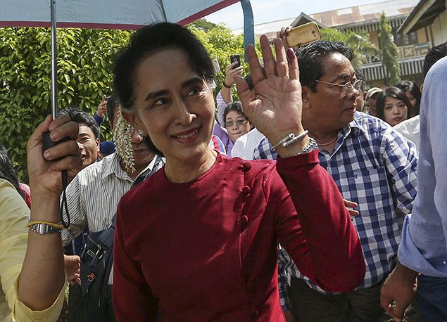 Myanmar pro-democracy leader Aung San Suu Kyi waves at supporters.  REUTERS/Soe Zeya Tun   
