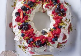Festive summer fruit wreath with pink prosecco syrup-Cover