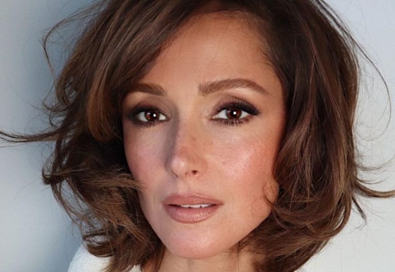 Makeup artist Hung Vanngo layers eyeliner with eyeshadow over top for a lasting effect, like here on Rose Byrne. Image / @HungVanngo