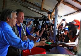 UN Secretary General Antonio Guterres (L) serves a warm meal to South Sudanese refugees who fled civil war and arrived at Imvepi settlement camp in northern Uganda June 22, 2017. REUTERS/James Akena