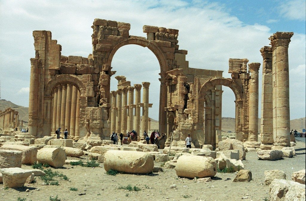 Monumental arch in the eastern section of Palmyra’s colonnade in 2007, destroyed in 2015. Photo by Jerzy Strzelecki, via Creative Commons