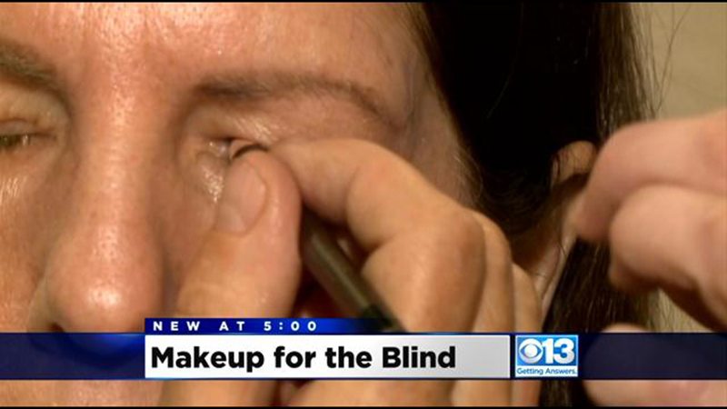 This is how blind women can apply makeup