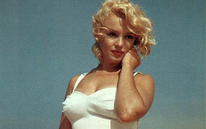 Marilyn Monroe brings the va va voom to the beach. 