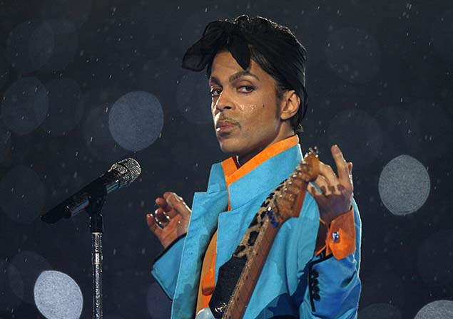 Prince performs during the halftime show of the NFL's Super Bowl in Miami, Florida 2007.     REUTERS/Mike Blake 