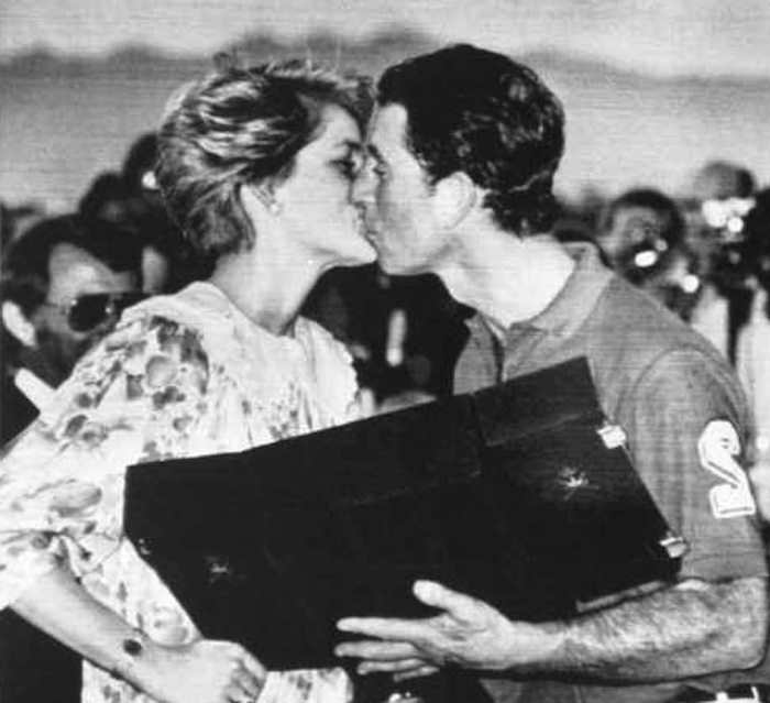 Princess Diana kisses Prince Charles after giving him his runners up prize at a Polo match he played in at the Royal Oman Polo Ground on November 12, 1986.  REUTERS/Nick Didlick