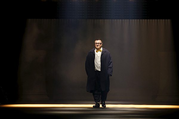 Israeli-American designer Alber Elbaz appears at the end of his Spring/Summer 2016 women's ready-to-wear fashion show for Lanvin in Paris, France, October 1, 2015. REUTERS/Benoit Tessier 