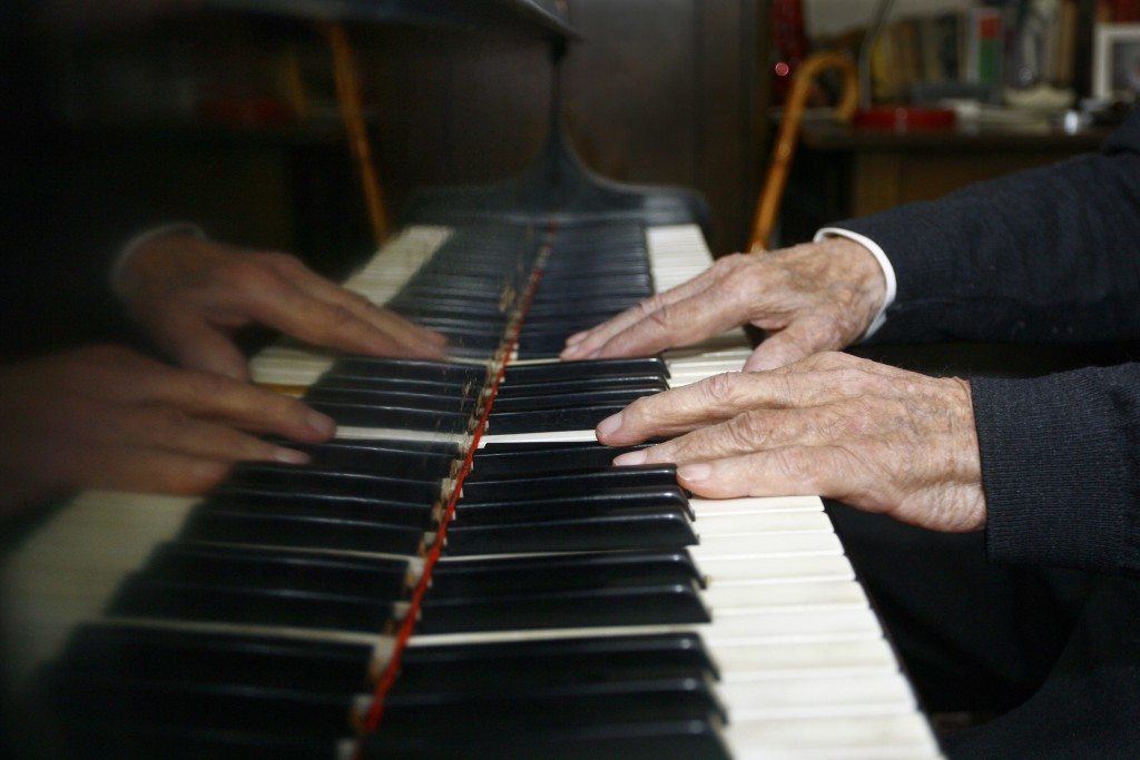 95-year-old Pianist seeks musicians for jam session
